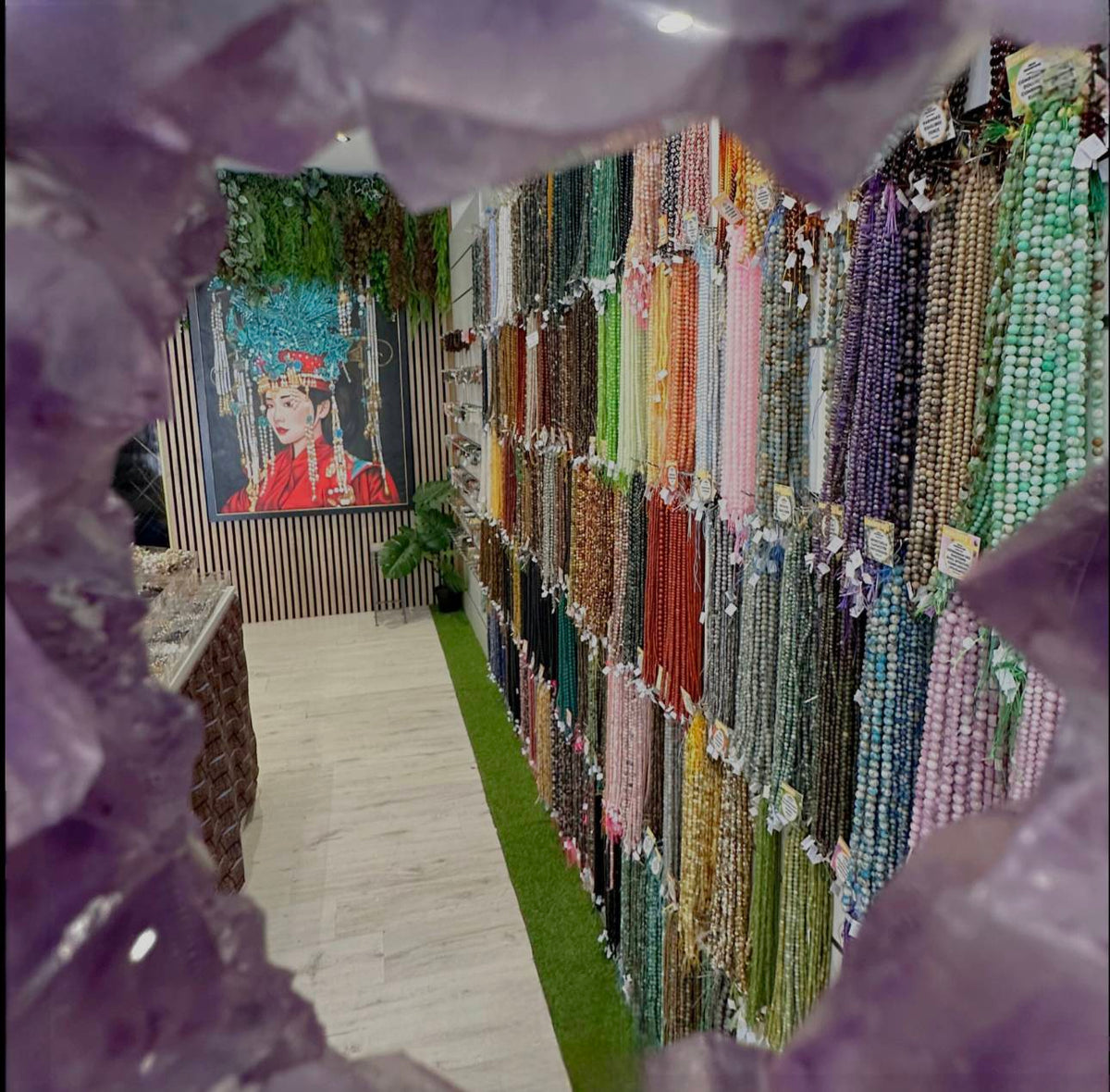 Présentoirs de colliers et tableaux dans une boutique de minéraux