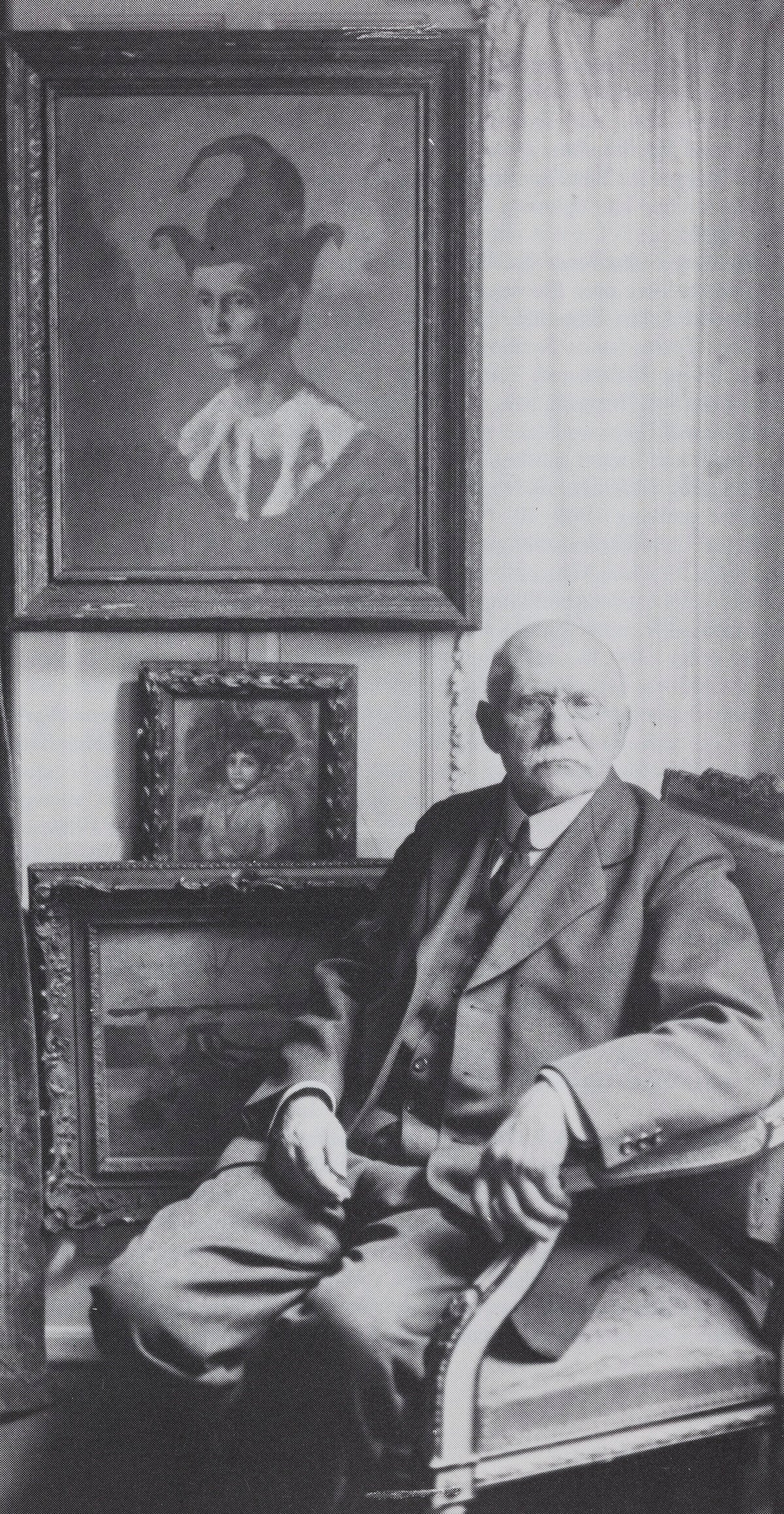 Christian Tetzen Lund devant trois tableaux de Pablo Picasso, Pierre August Renoir et Paul Cézanne, 1920