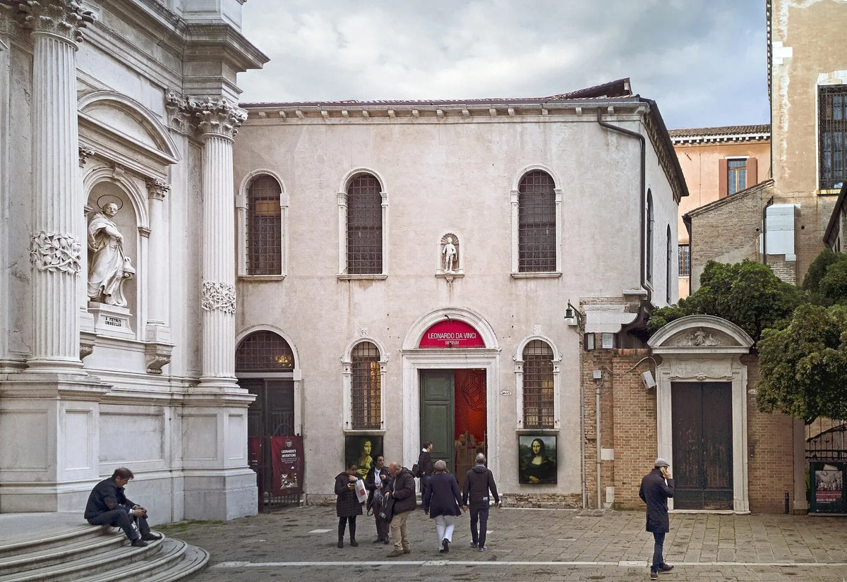 Façade de la Scoletta di San Rocco qui accueille le musée Léonard de Vinci à Venise