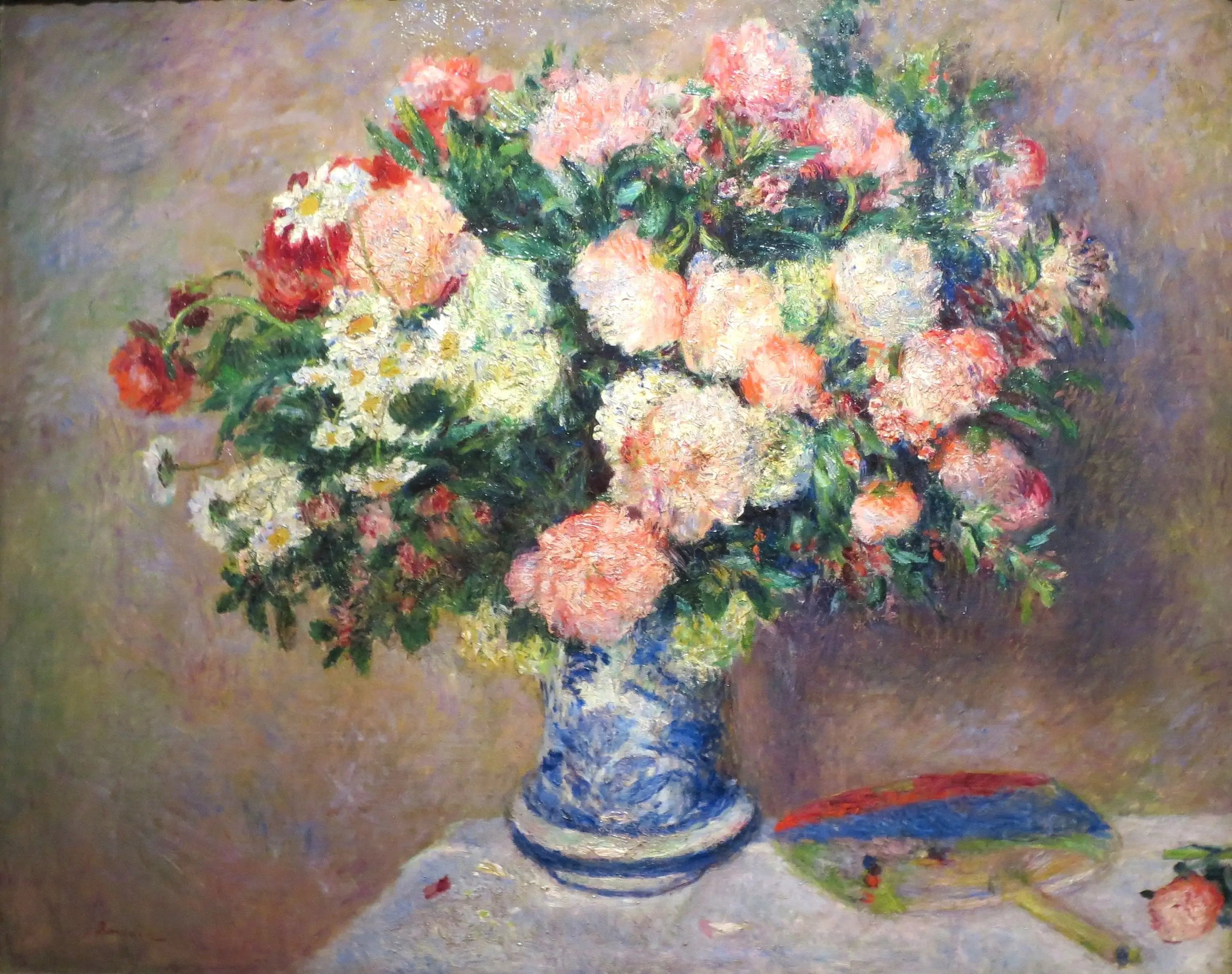 Reproduction du tableau « Bouquet de chrysanthèmes et un éventail japonais - Pierre-Auguste Renoir » par Alpha Reproduction en peinture à l’huile