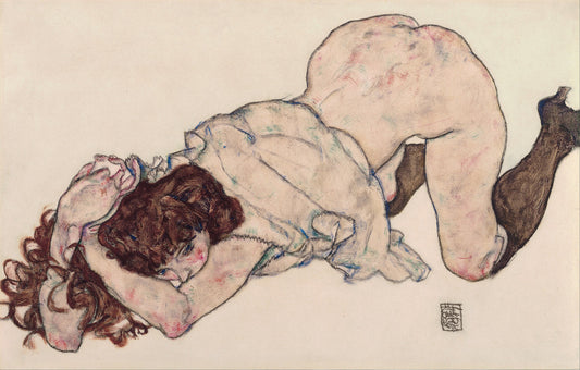 ✨ Giovane ragazza inginocchiata, appoggiata sui gomiti – Egon Schiele (1917)