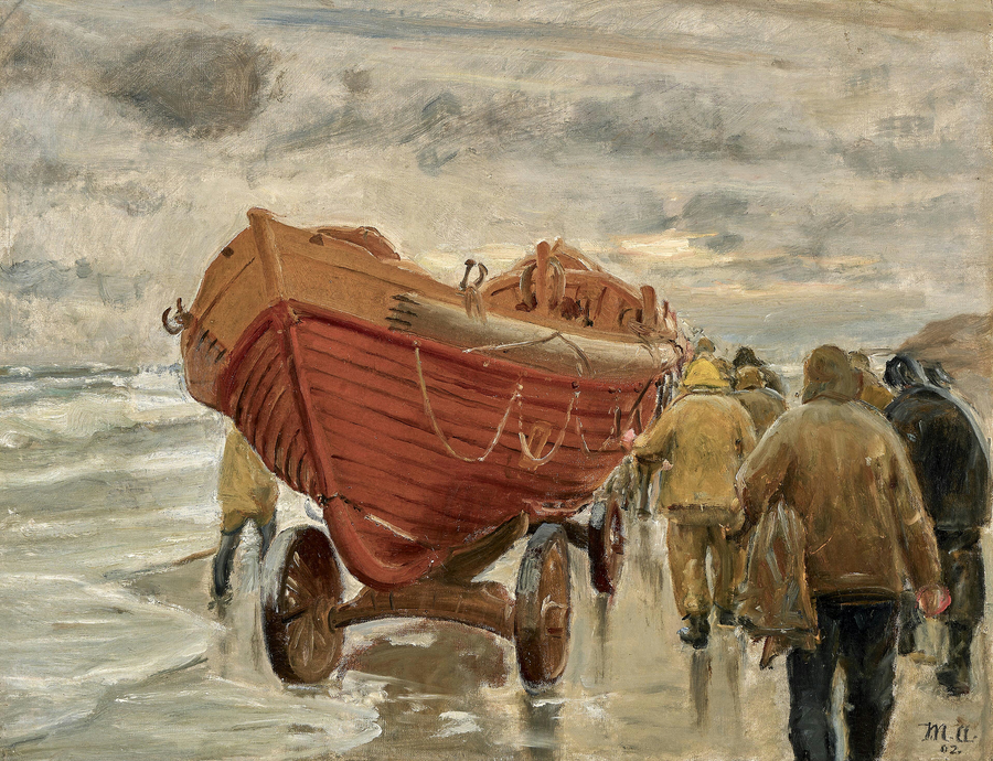 I pescatori trainano una scialuppa di salvataggio lungo la spiaggia. - Michael Peter Ancher