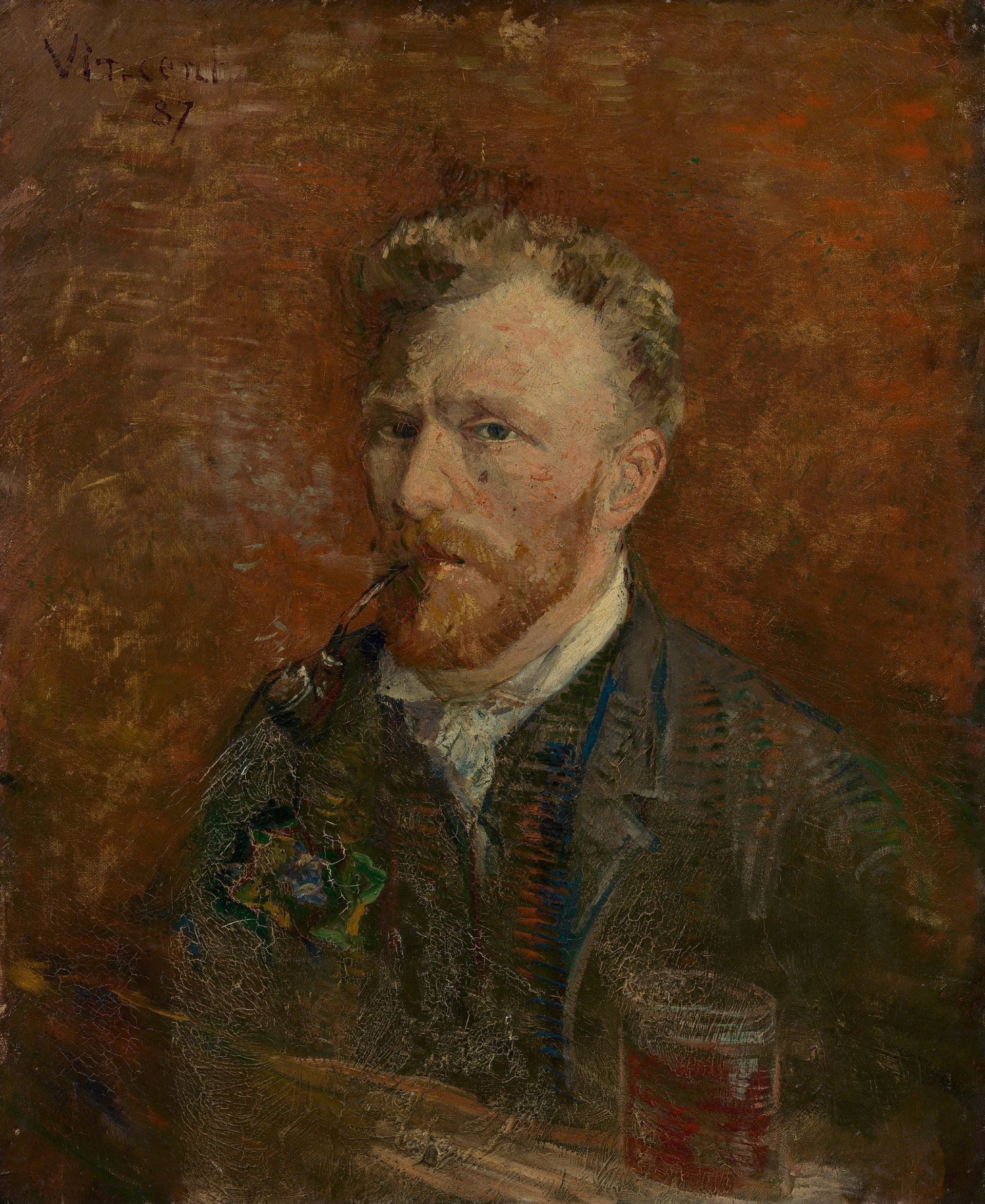 Autoportrait au verre, F263a — Vincent van Gogh assis avec une pipe et un verre devant un fond brun rouge