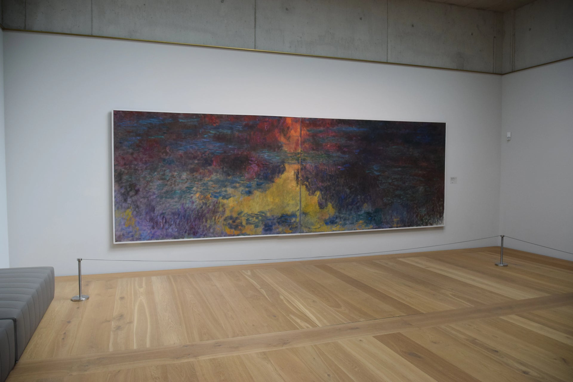 Le Bassin aux nymphéas, le soir présenté dans une salle du Kunsthaus Zürich – photographie réelle
