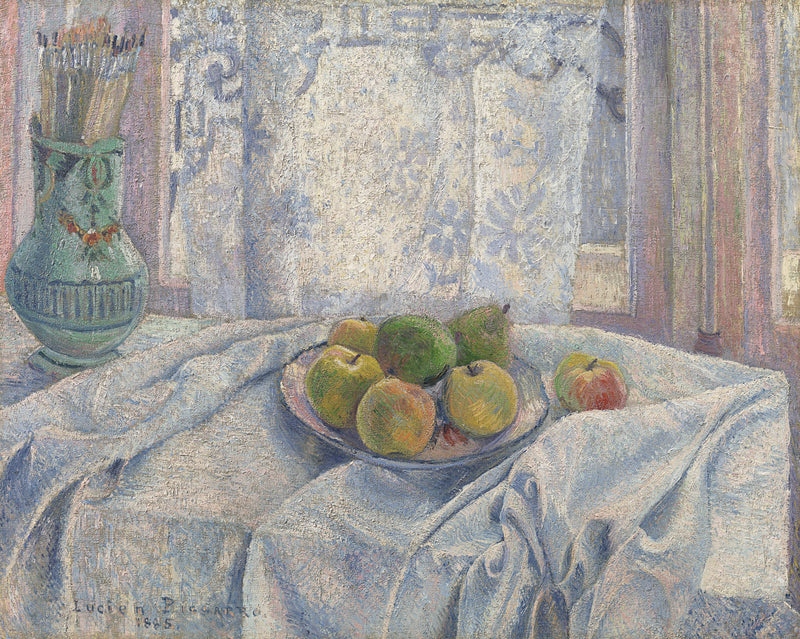 Mele su una tovaglia davanti a una finestra con tende di pizzo - Lucien Pissarro