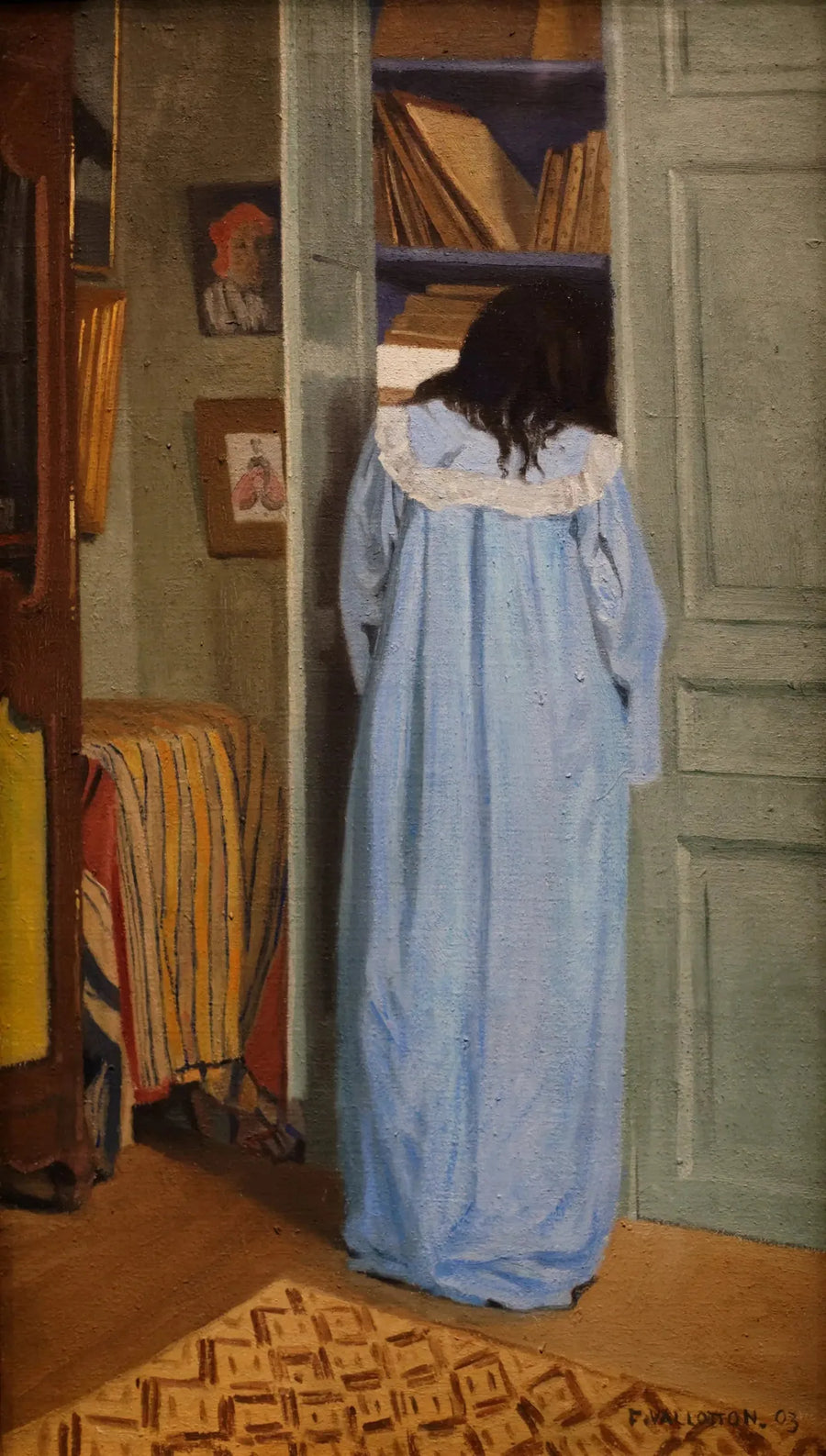 Interno, donna in blu frugando in un armadio - Félix Vallotton