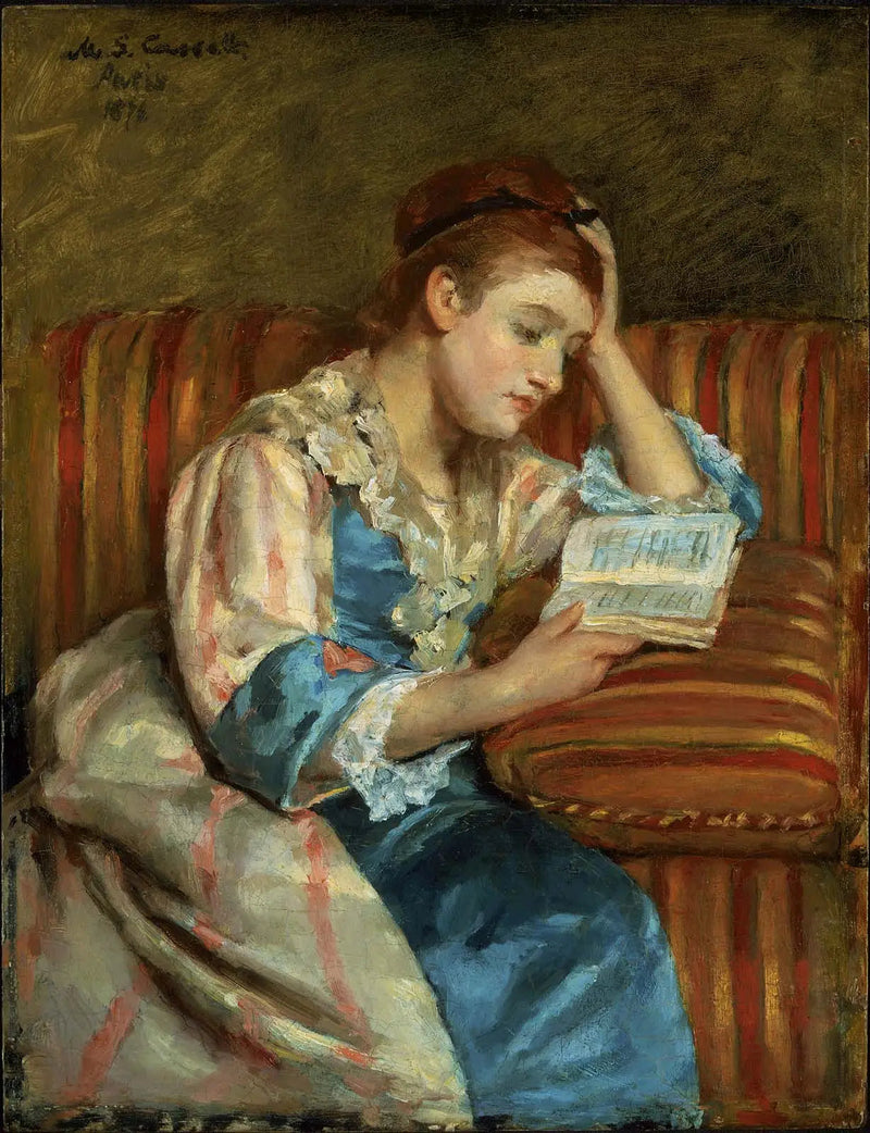 Signora Duffee seduta su un divano a righe, mentre legge - Mary Cassatt