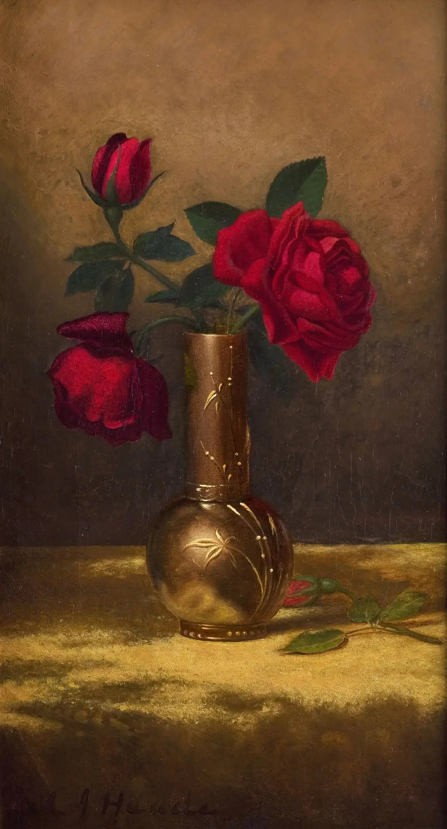 Rose rosse in un vaso giapponese su un tessuto di velluto dorato - Martin Johnson Heade