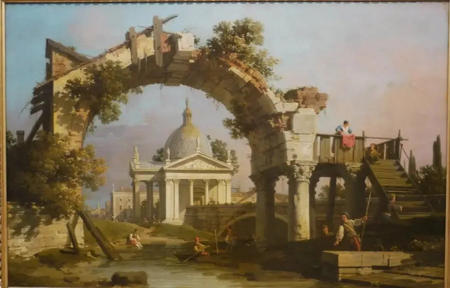 Una chiesa a forma di cupola vista attraverso un arco in rovina - Canaletto