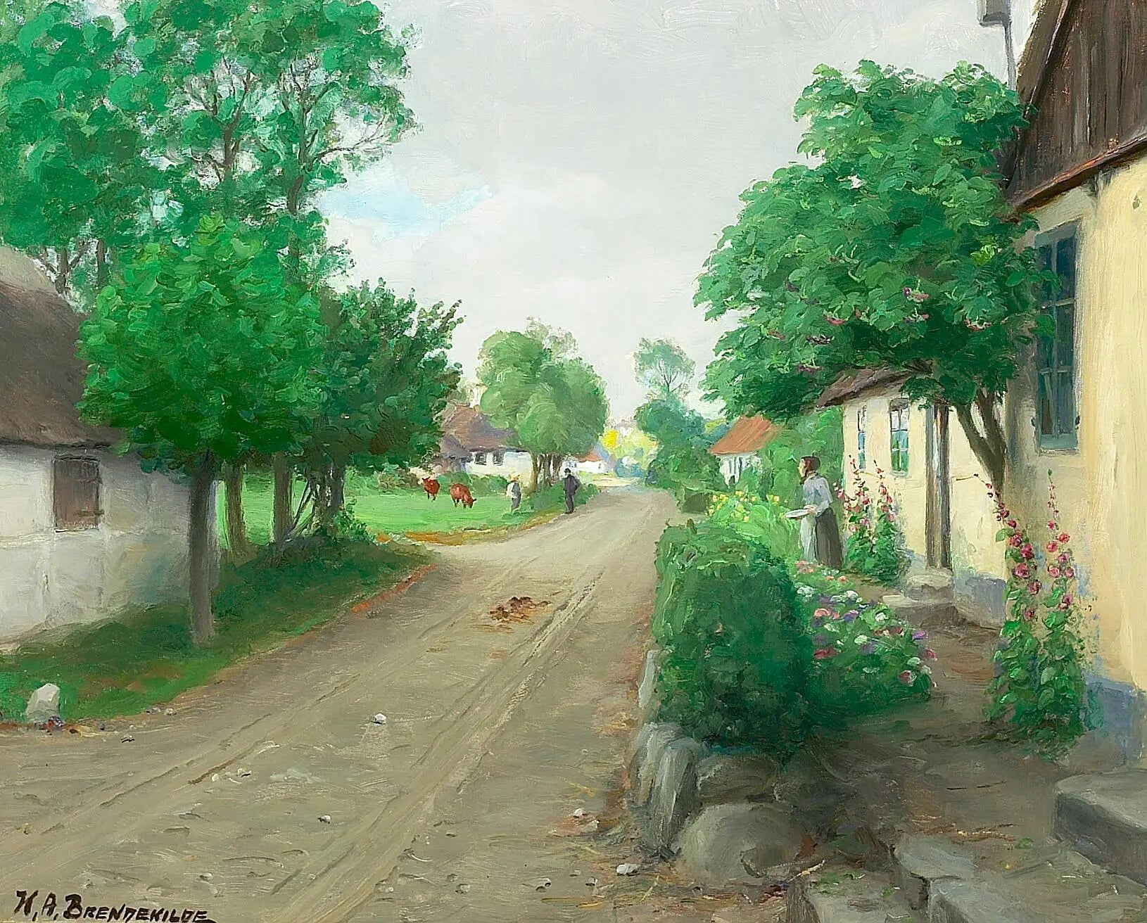 Une route de village avec des gens des vaches et des roses trémières en fleurs. - H. A. Brendekilde - Alpha Reproduction
